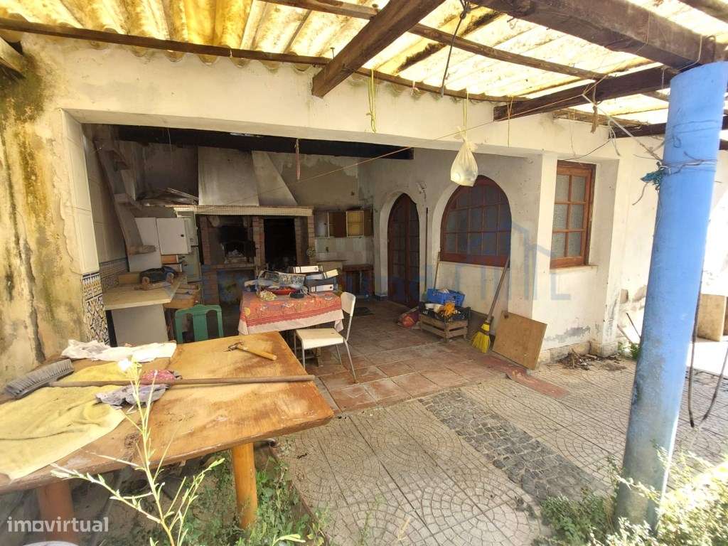 Moradia com armazém, terraço e pátio para recuperação-6