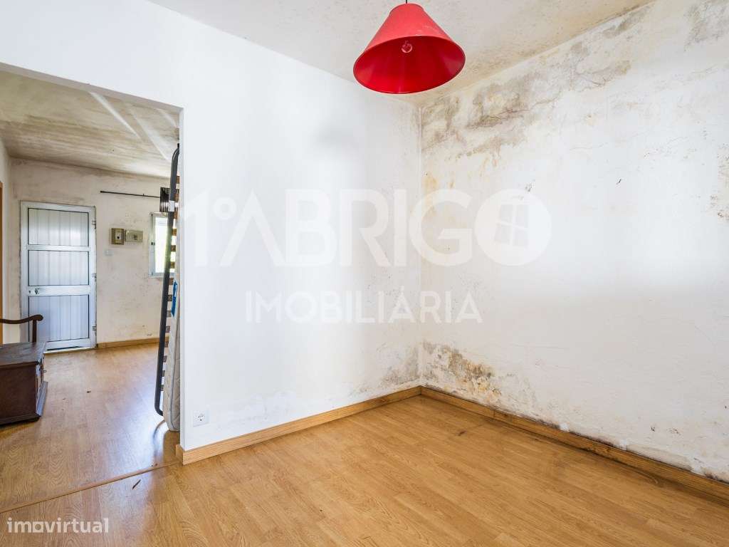 Moradia T2 com Terreno - (Imóvel sem licença de utilização, escritu...-6