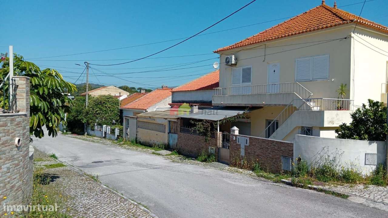 Moradia T4 com logradouro com anexos na Varzinha - Setúbal-3