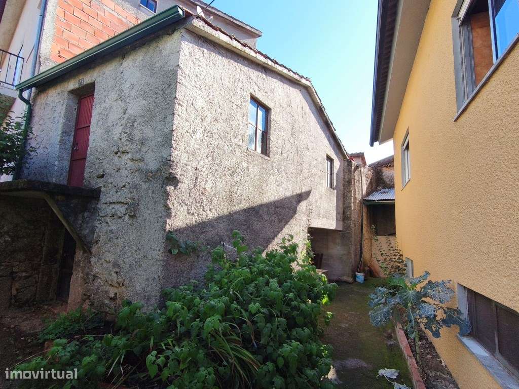 Moradia, em aldeia tranquila, em excelente estado de conservação, p...-32