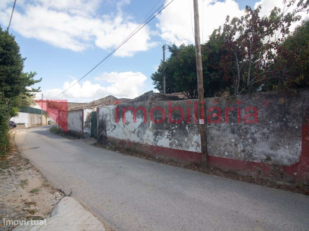 Moradia com 5 divisões assoalhadas para recuperar-23