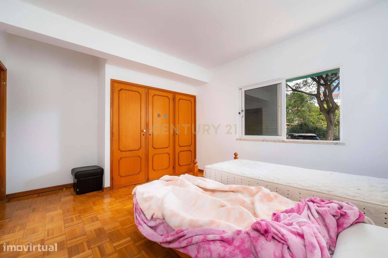 Apartamento T4 com garagem em condomínio com piscina no centro de Albu-19