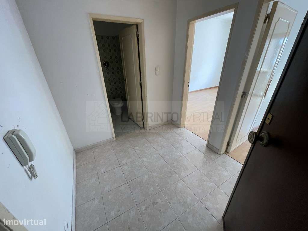 Vende-se T2 com varandas e arrecadação em Oeiras-6