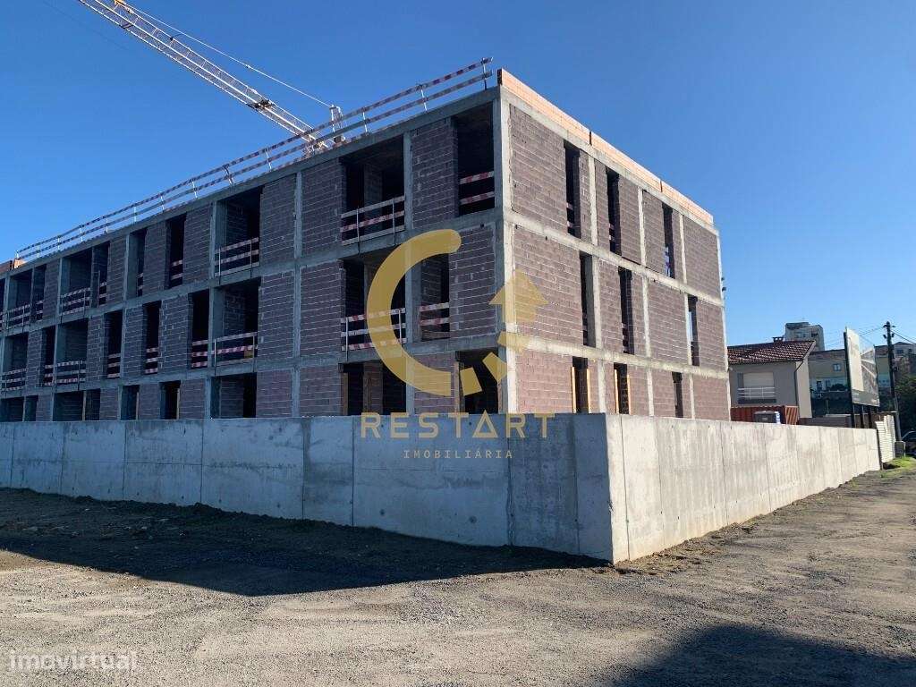 APT T2 no último piso, duas suites, varanda, lugar de garagem, São Mam - Grande imagem: 4/15