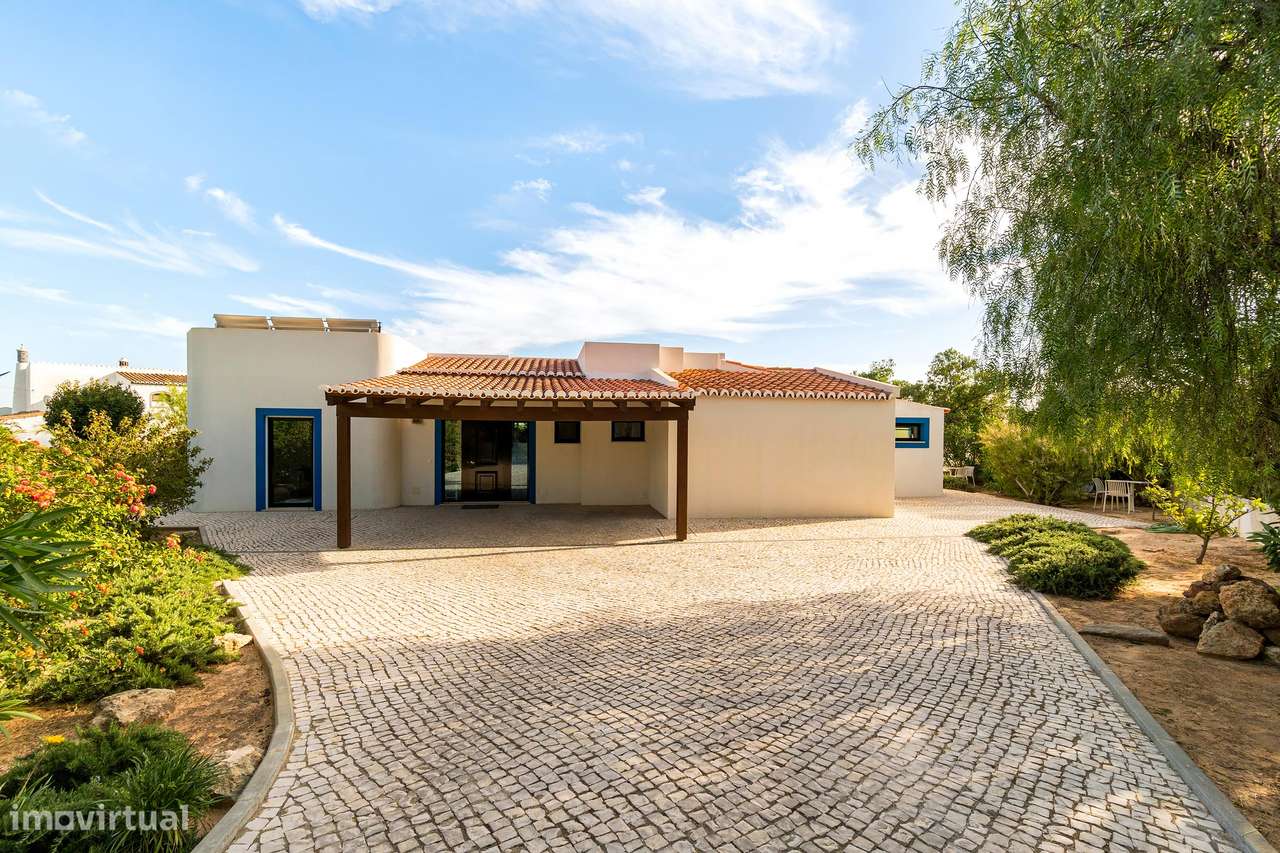 Deslumbrante moradia com piscina, terraço e vista mar-4
