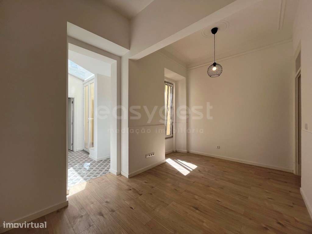 T1+1 recuperado com pequeno terraço, localizado em Campo de Ourique - Grande imagem: 5/22