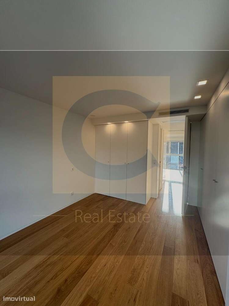 Moradia T4 Triplex Nova com Jardim, Terraço e Garagem para 4 Carros ju-17