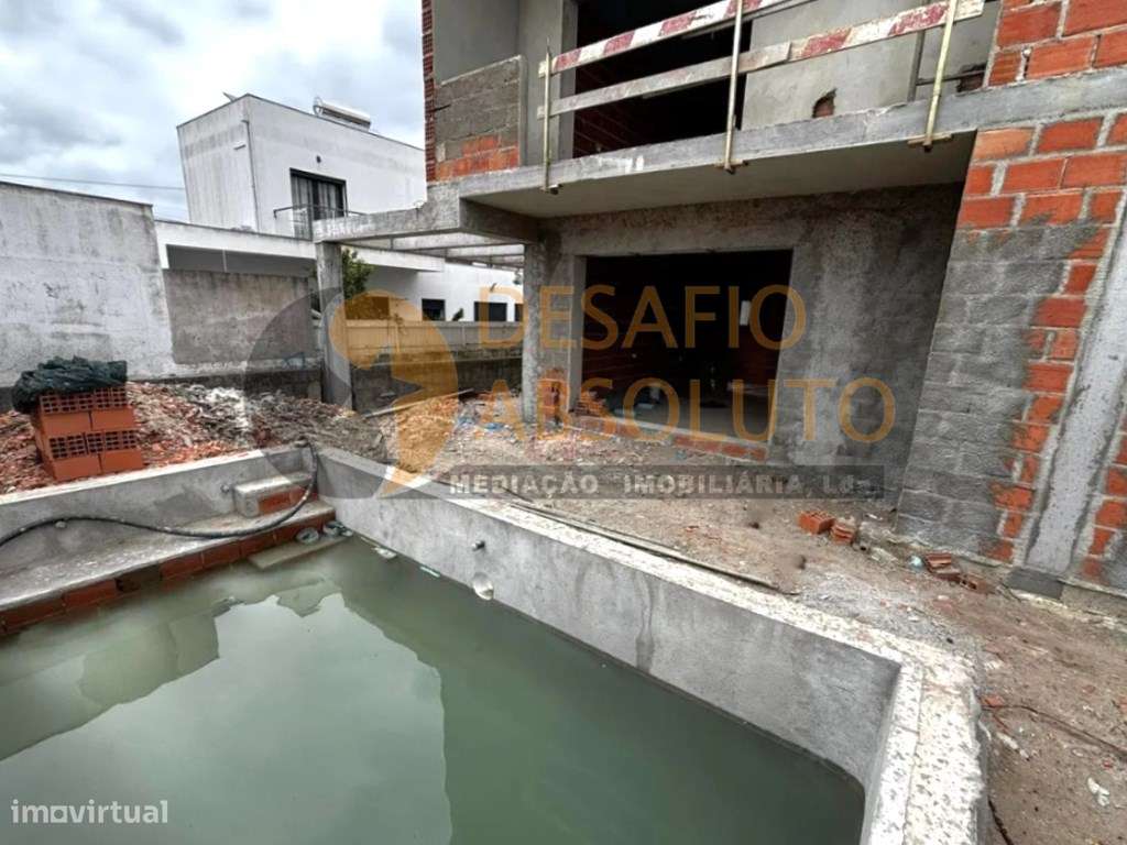 Moradia Geminada T4, 3 Suites c/ Piscina. Fernão Ferro-13
