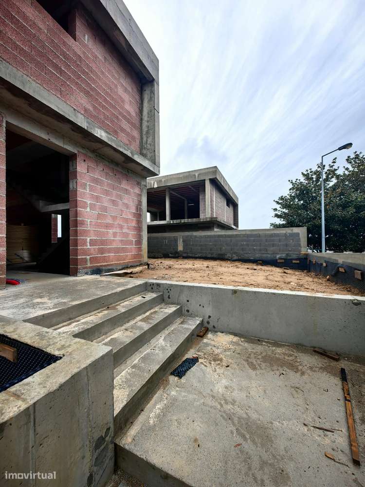 Moradia T3 em estrutura com garagem, jardim e vistas verdes-15