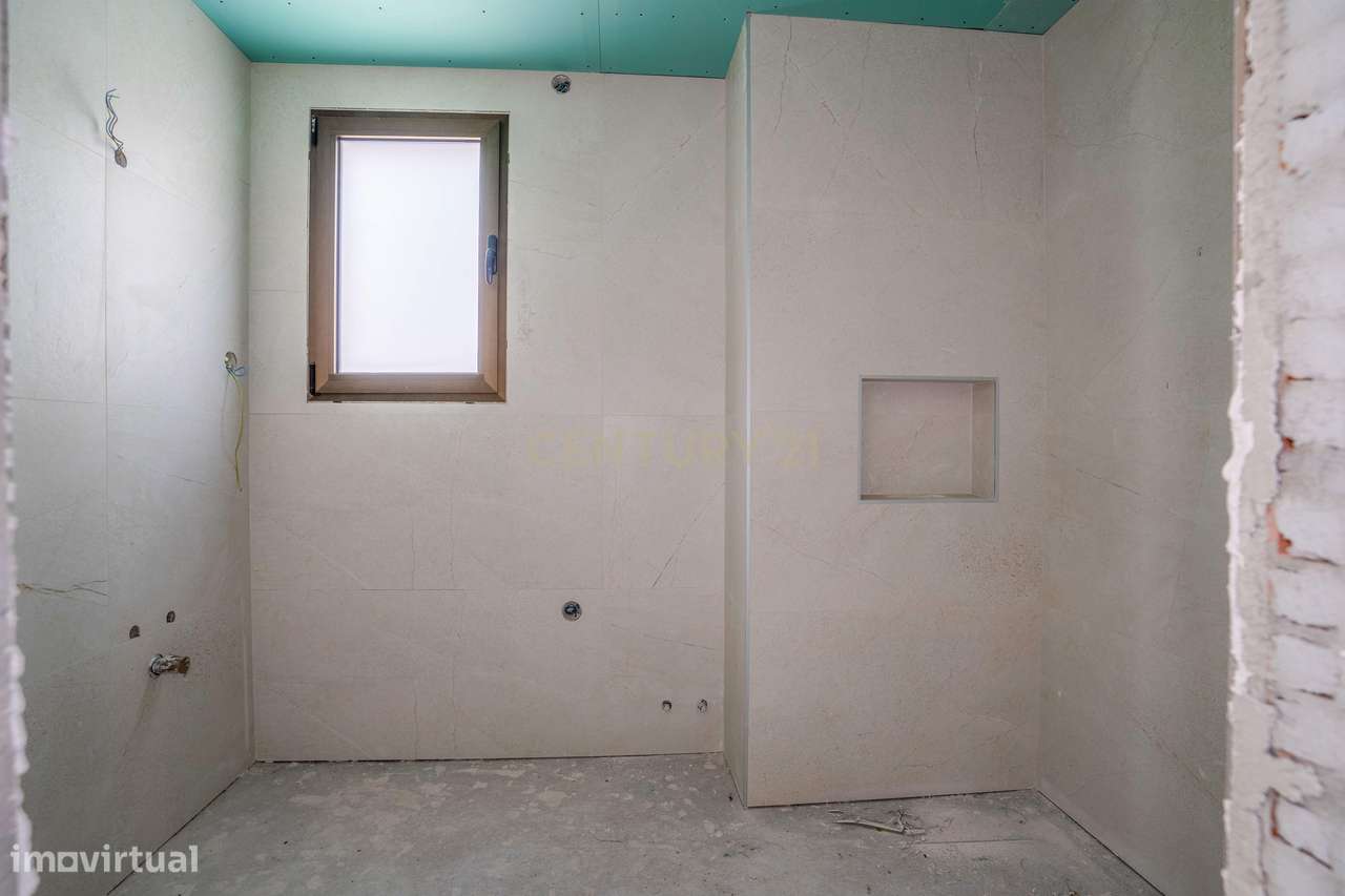 Moradia T3 com Piscina e Jardim em Salir do Porto-36