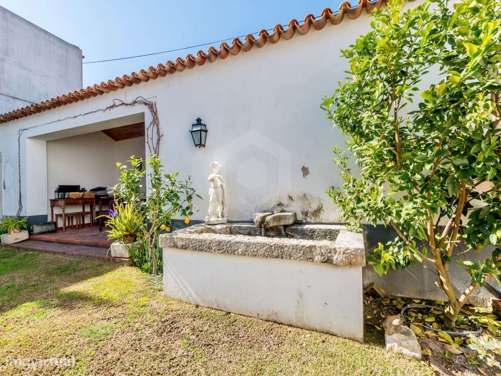 Moradia T4+1 no Centro da Vila Nogueira de Azeitão-43