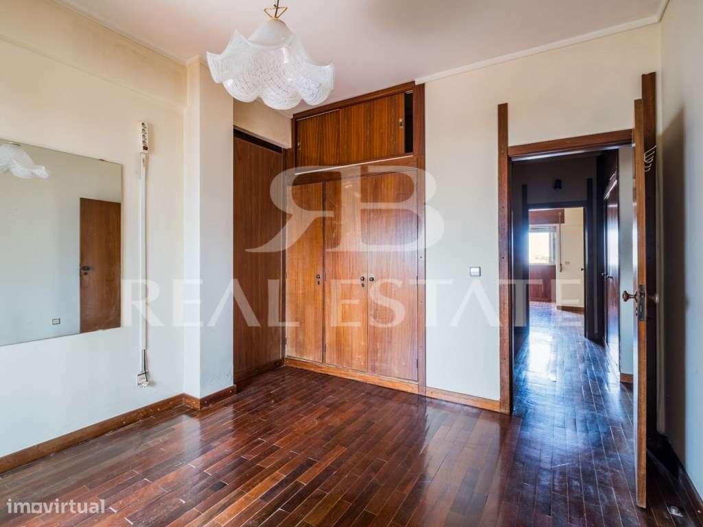 T2, para remodelação total | junto à Praça de Espanha | centro de L...-5