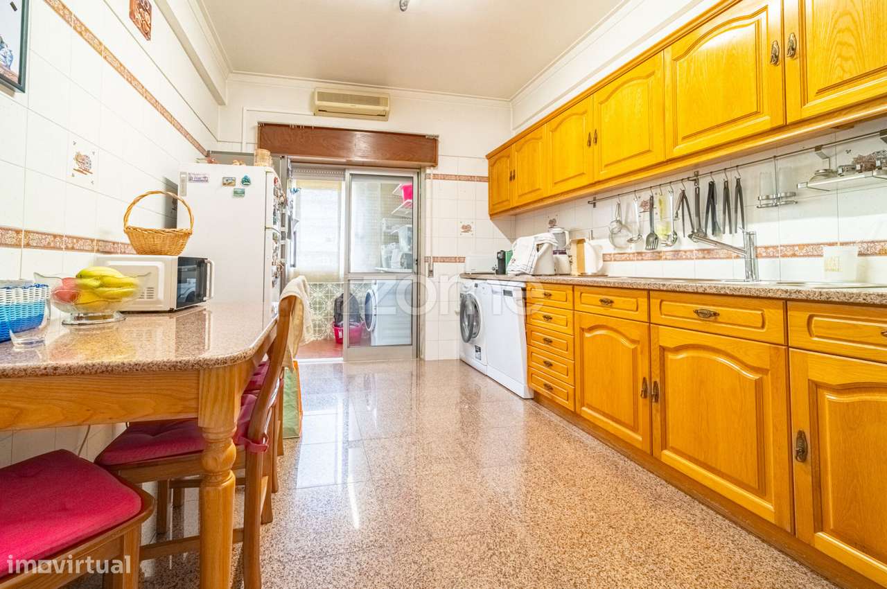 Moradia Geminada T4 com Jardim e Garagem em Zona Tranquila de Camarate-28
