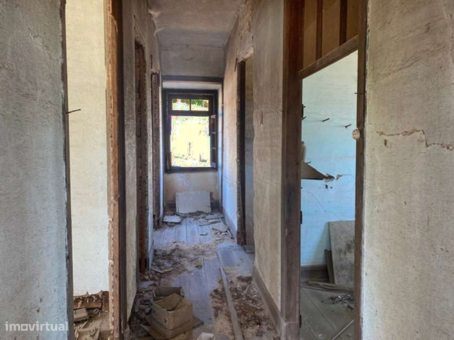 Grande moradia para recuperar, vistas desafogadas, São Gregório-13