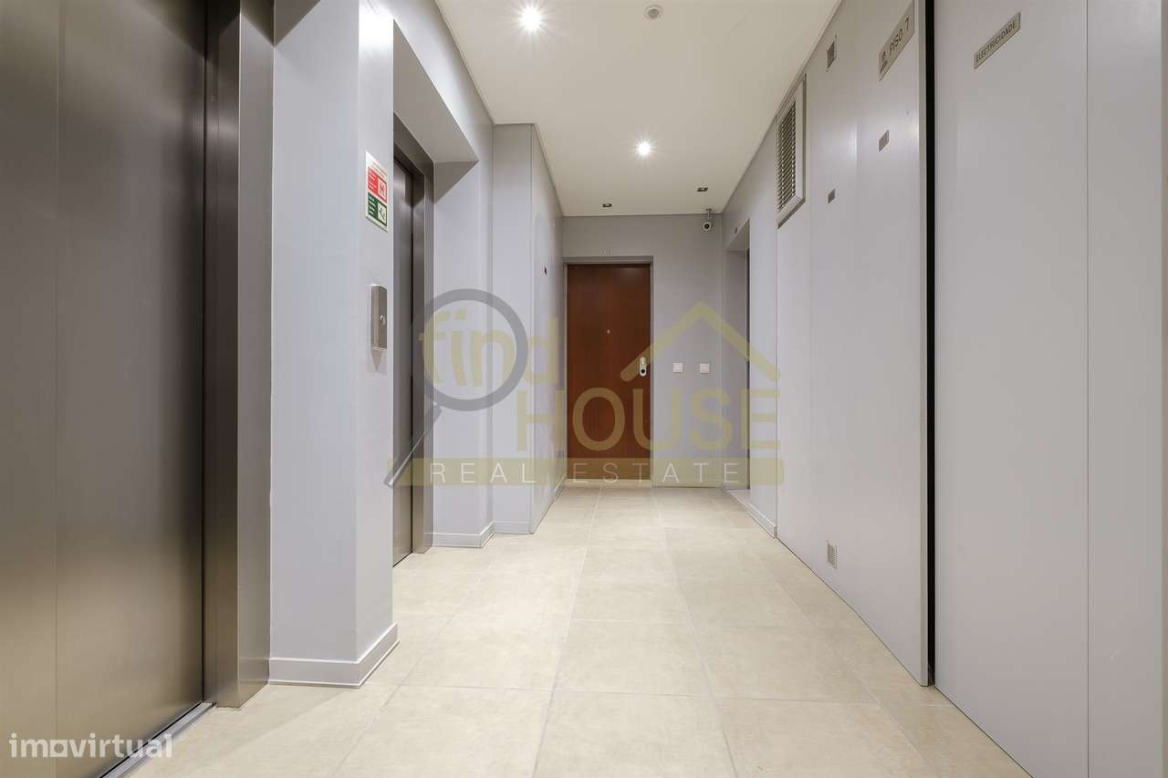 Vende-se T2 remodelado com garagem e arrecadação com vista para o jard-35