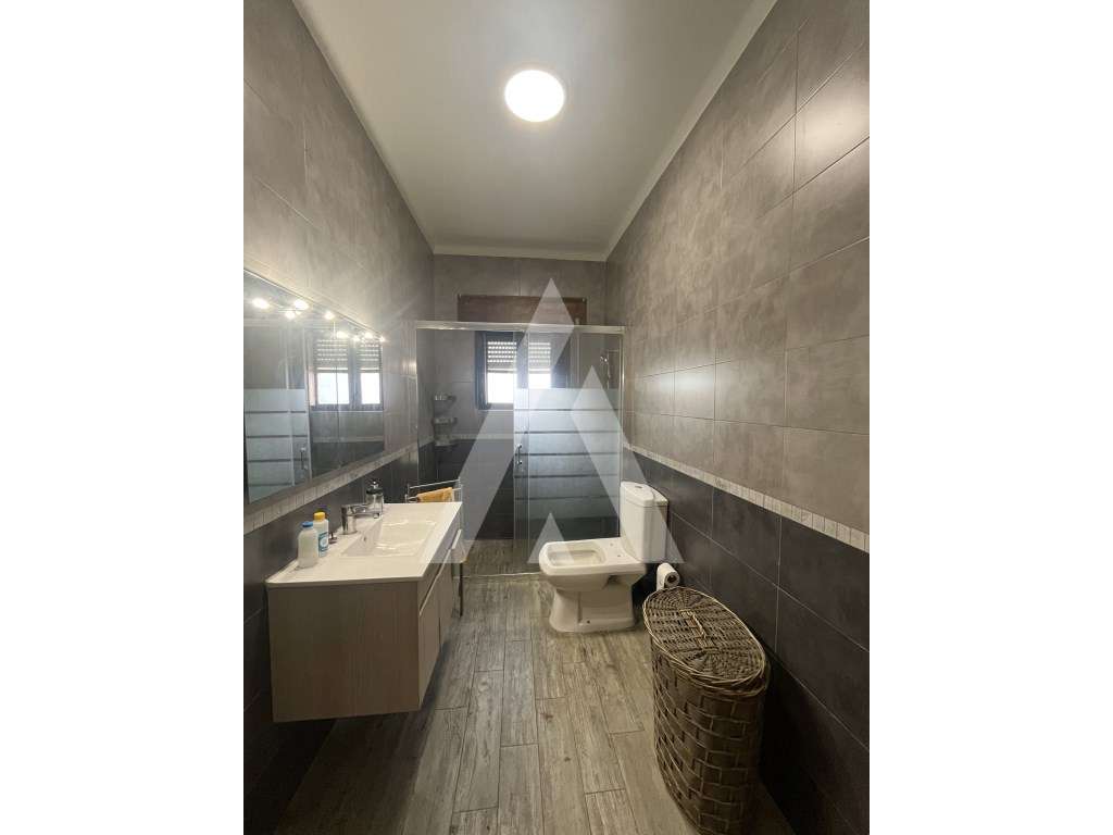 Moradia T4 com quintal e garagem em Arraiolos-7