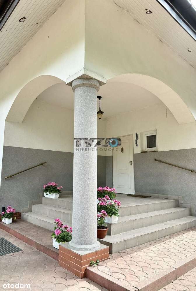 Okazały dom na zielonej i przytulnej działce-1