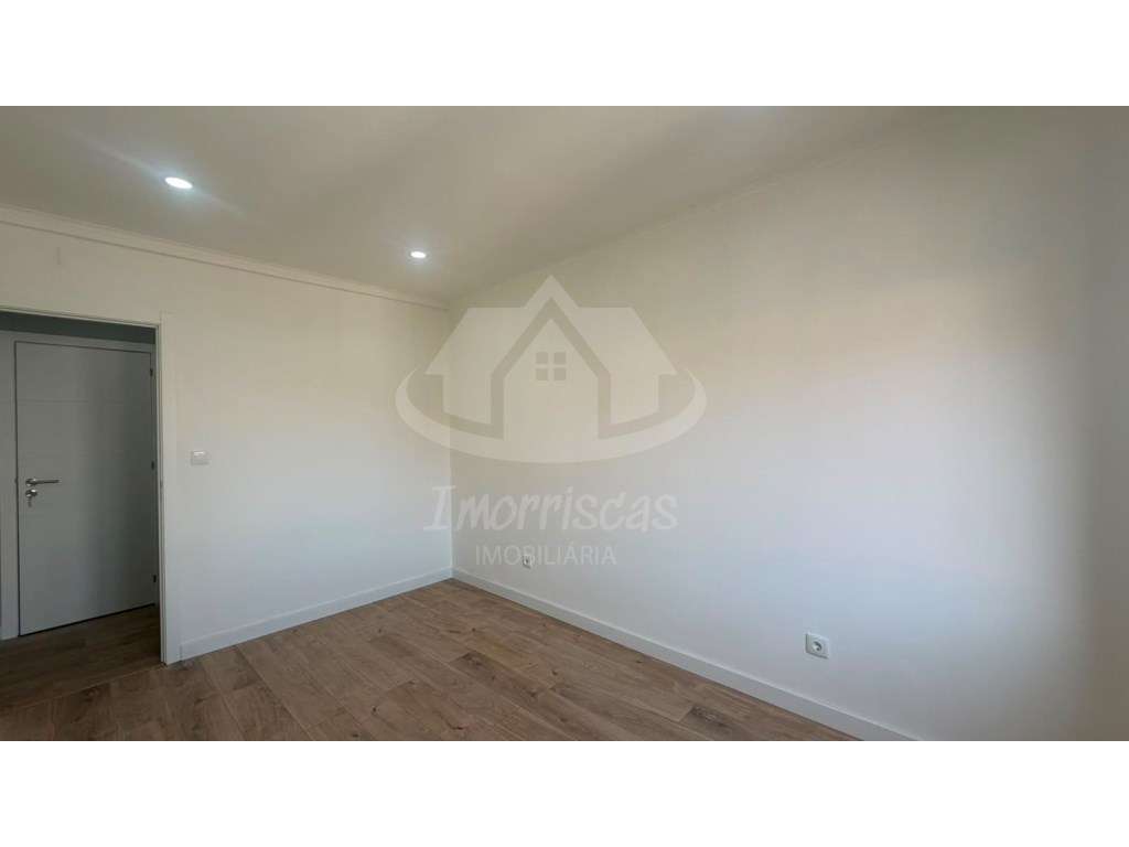 T2+1 Totalmente Remodelado em Odivelas | Pronto a Habitar | Localiz...-29