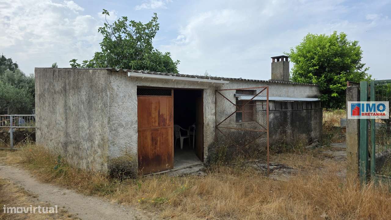 Quinta com garagem em Escalos de Cima-0