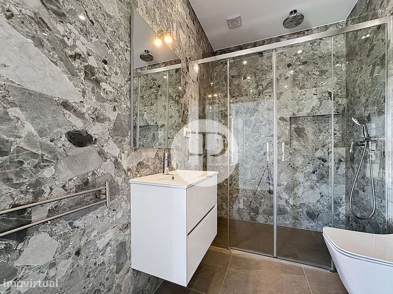 Moradia T4 com 2 suítes, piscina interior central em Alfeizerão-25