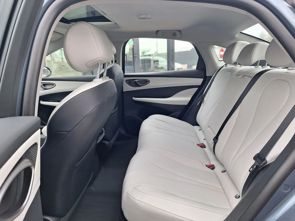 Zasięg 1050 km / Kamera cofania / Ekran 12,8 ''