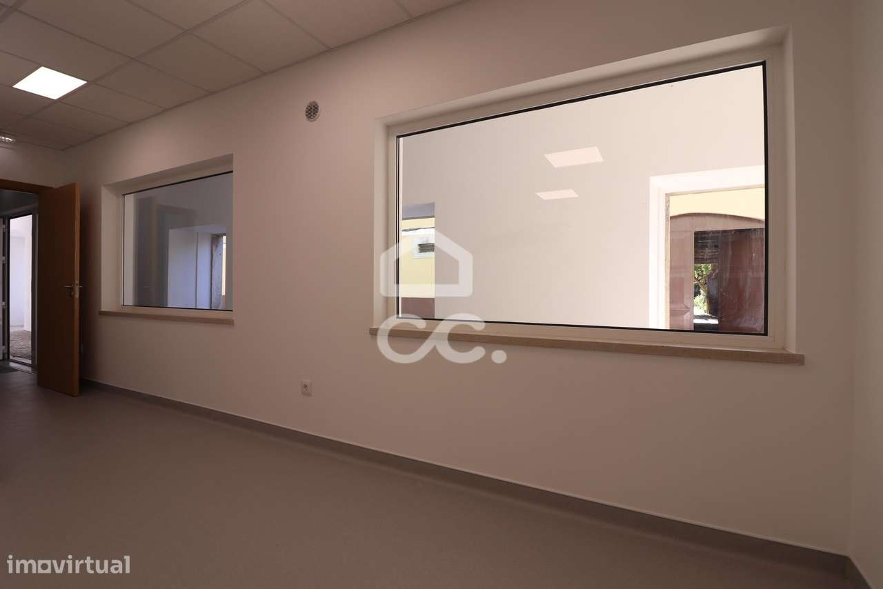 Loja nova, com montras e wc, para arrendamento no centro da Vila do Av - Grande imagem: 5/11