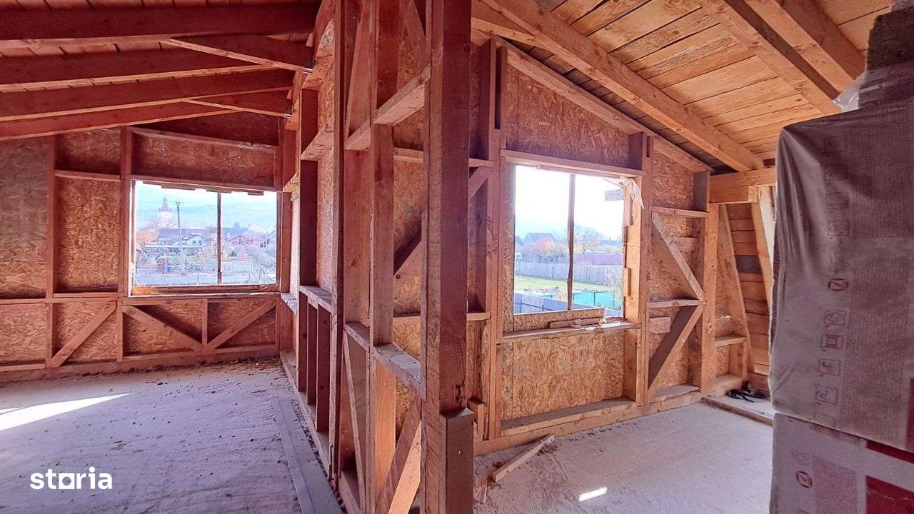 Vand casa la rosu cu utilitati si teren de 747mp - Imagine principală: 5/20