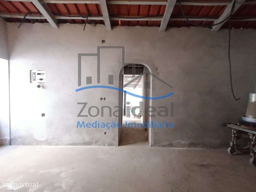 Moradia com quintal e terreno, localizada em Estribeiro, Abrigada, ...-4