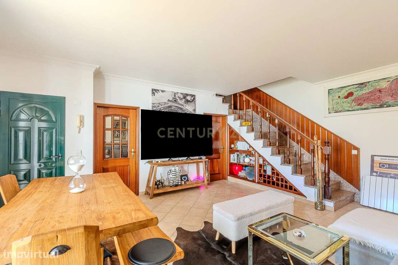 Moradia T2 Geminada C/ 2 Apartamentos Independentes e 238 M2 de Área E-5