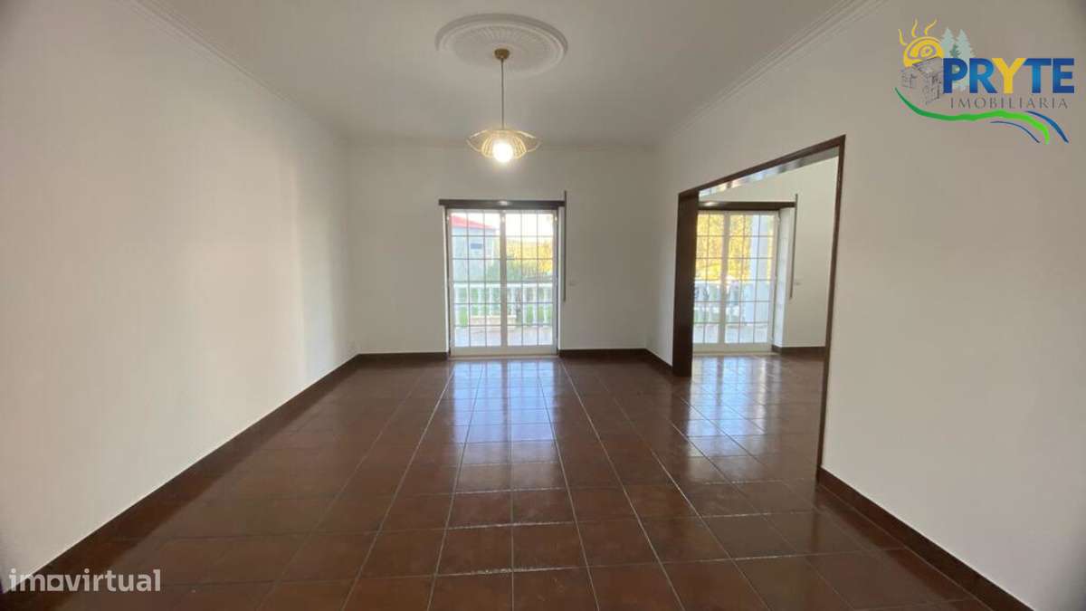 Moradia em Excelentes Condições com Amplo Terreno - Oportunidade Única-33