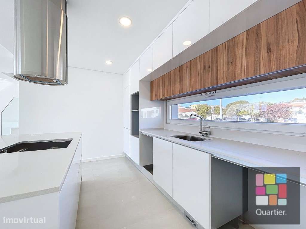 Moradia T3 + 1 com piscina na Charneca de Caparica.-11