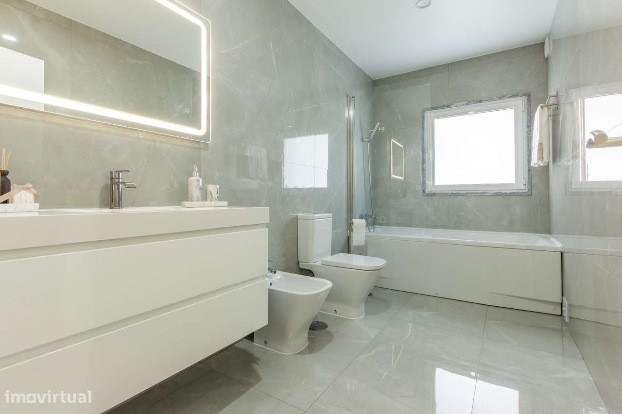 Apartamento T2 com A/C e arrecadação- Barreiro Perto da Praia e Centro-12