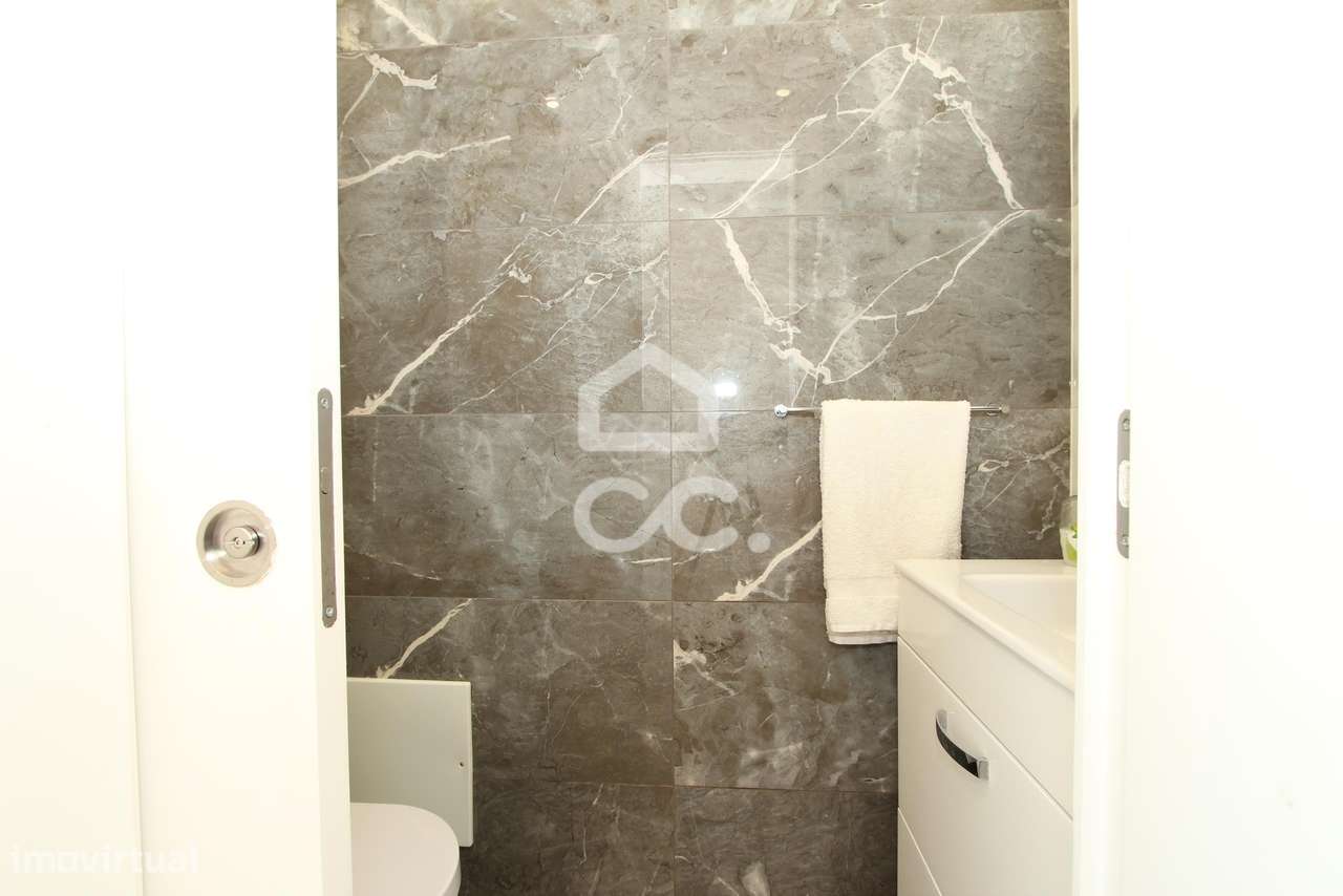 Apartamento T3 Renovado com Vista Mar e Terraço em Armação de Pêra-20