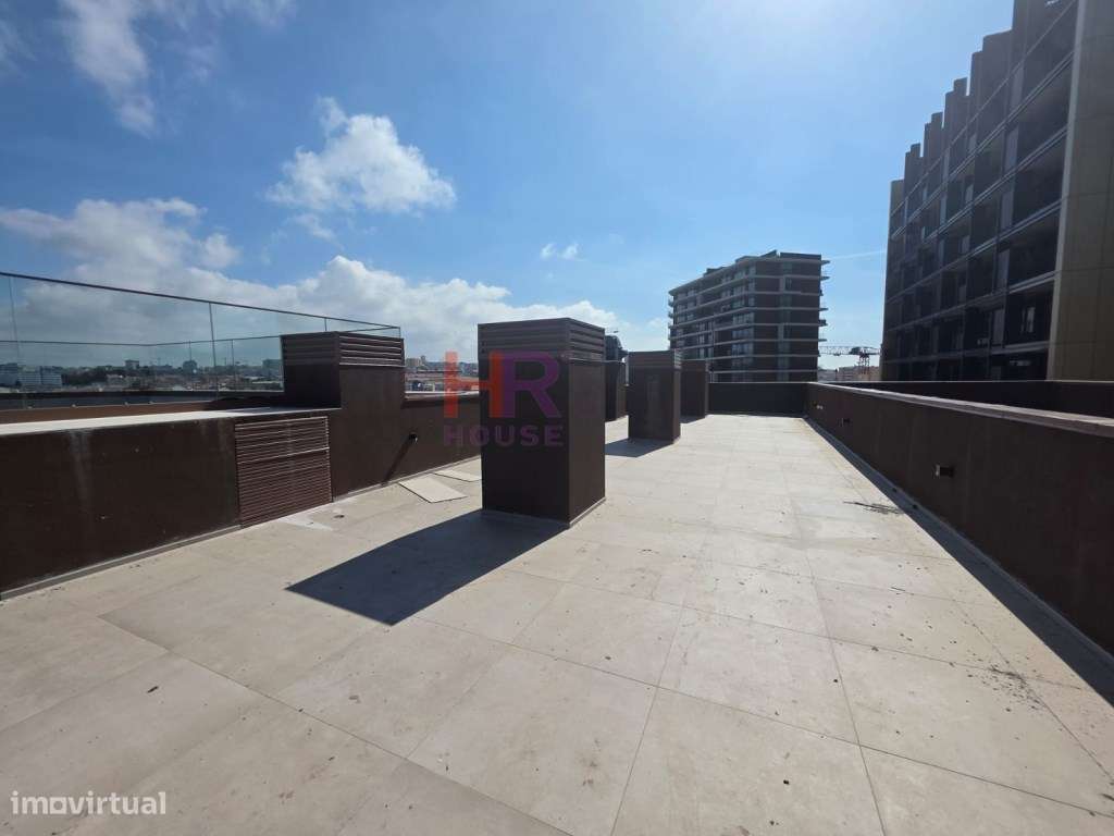 Arrenda -se T1 com lugar de garagem coberto e piscina comum. - Grande imagem: 2/33