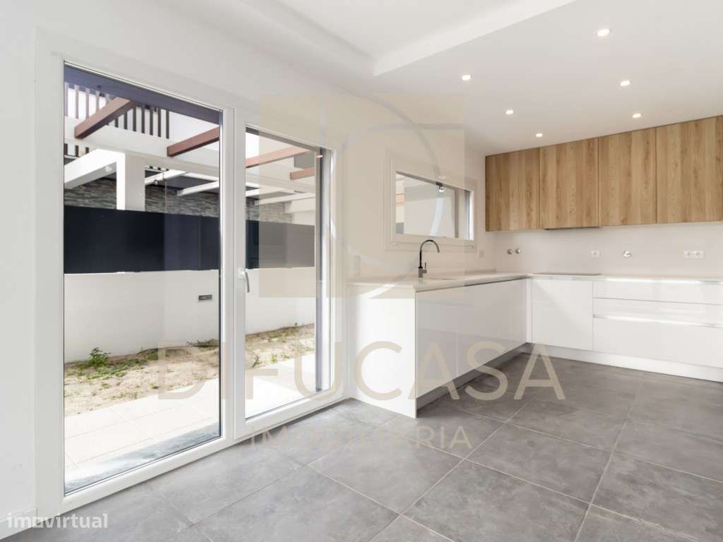 R268 Moradia Duplex - Localizada no centro de Fernão Ferro - Grande imagem: 4/40