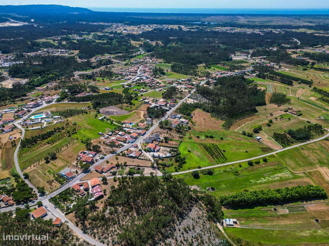 Terreno com cerca de 2.400 m² e viabilidade de construção em Moinhos d-11