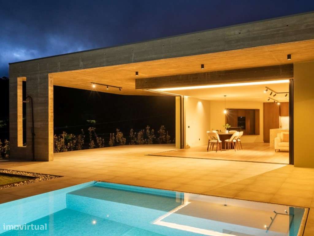 Moradia Térrea com Piscina Infinita e Vista Panorâmica sobre o Vale-22