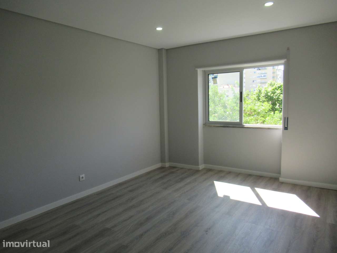 Apartamento T2 renovado na Amora, perto do rio-10