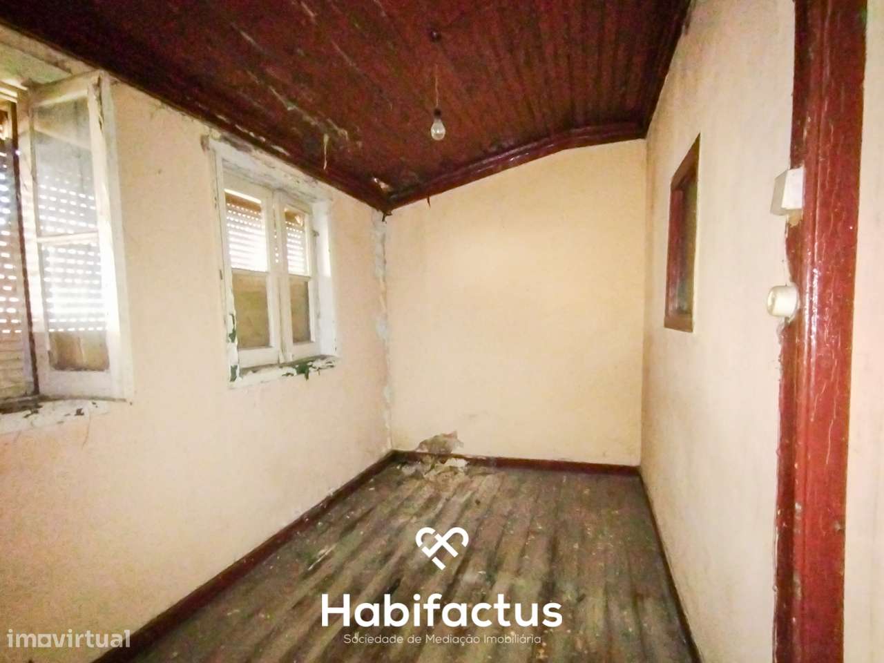 Moradia para reconstrução à venda no Centro da Vila de Nelas - Viseu - Grande imagem: 4/14