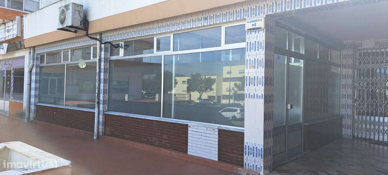 Loja comercial em Darque com estacionamento-3