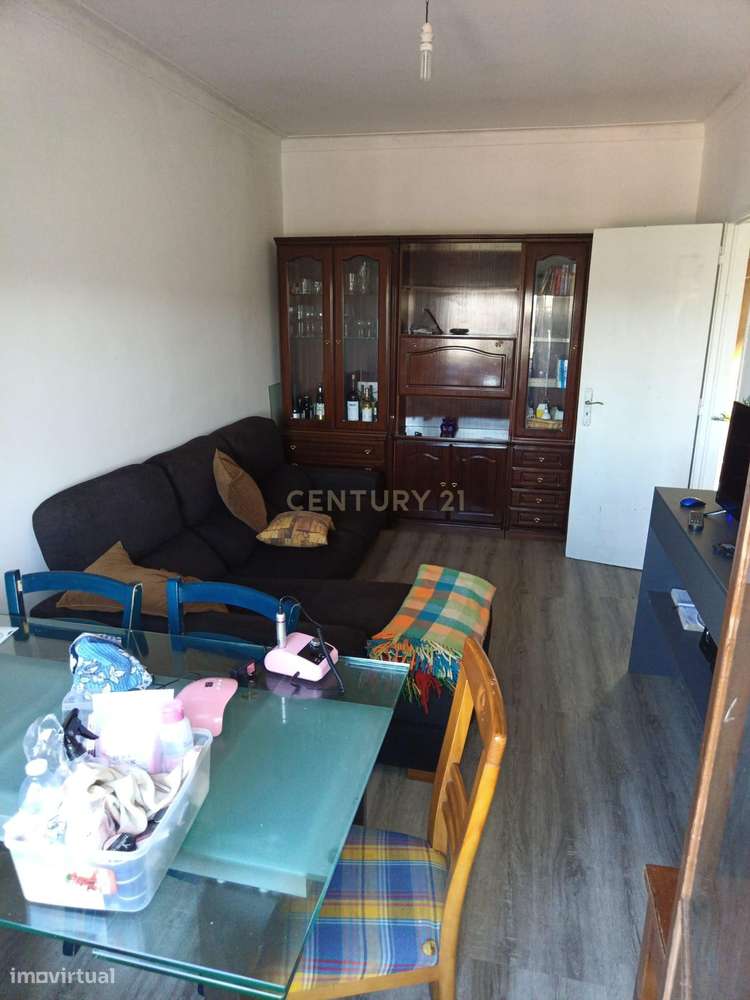 T3 com Sótão Amplo e Potencial para Duplex — Torre da Marinha-13