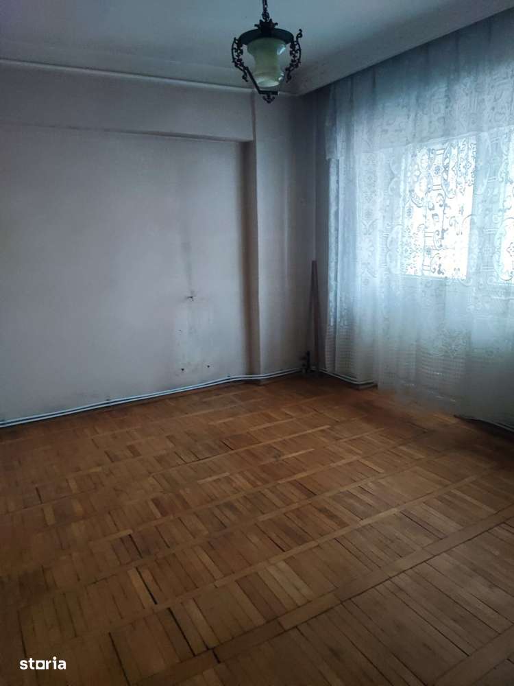 Apartament cu 3 camere decomandat zona Centru Gara bloc cadre  1990-2