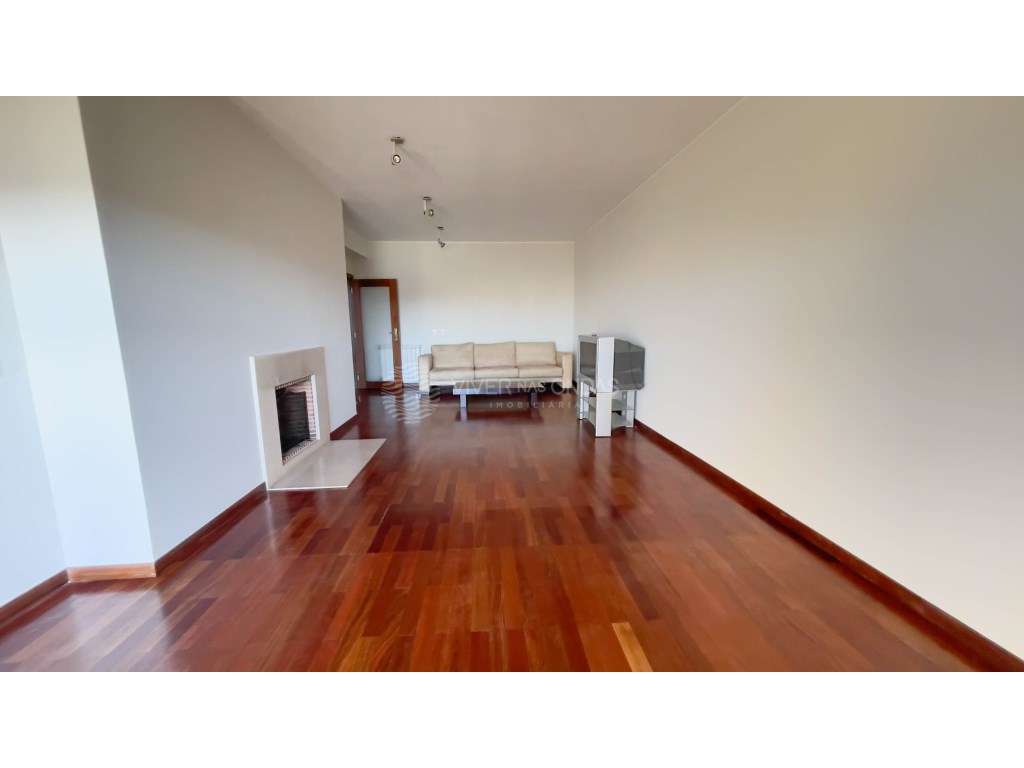 Apartamento T4 com varandas e box | Último piso | Cinco minutos da ... - Grande imagem: 2/33