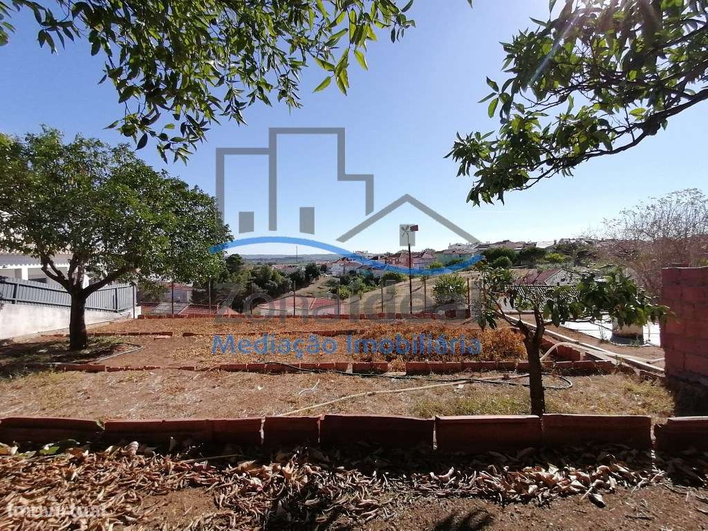 Moradia com dois pisos e logradouro, localizada em Alenquer-40