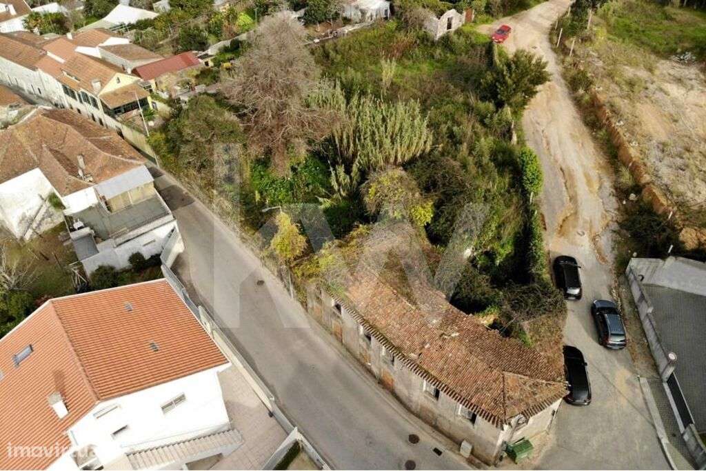 Casa Secular para reconstrução inserida num terreno de 1182m2 - Grande imagem: 5/15