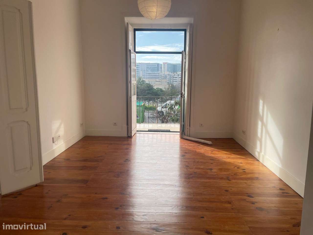 Excelente T2 para venda ao pé de Sete Rios-3