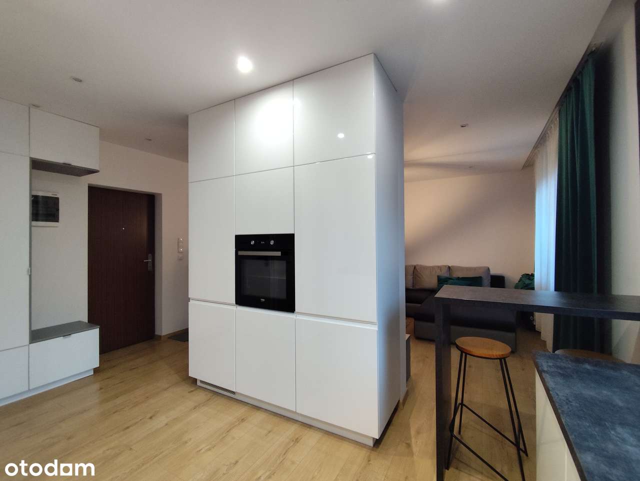 Kawalerka gotowa do zamieszkania. Niski czynsz!! Bytom ul. Łużycka.-2