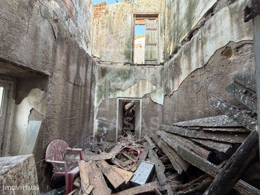 Moradia para Reabilitação Total no Centro da Vila de Cuba-12