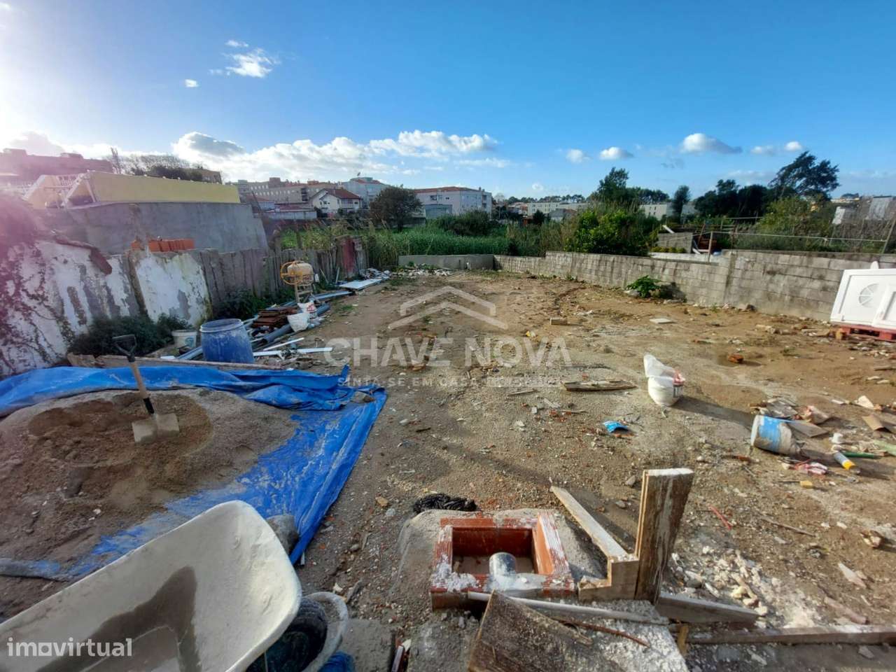 Sete T0s novos para venda em frente á estação do comboio de Valadares - Grande imagem: 5/24