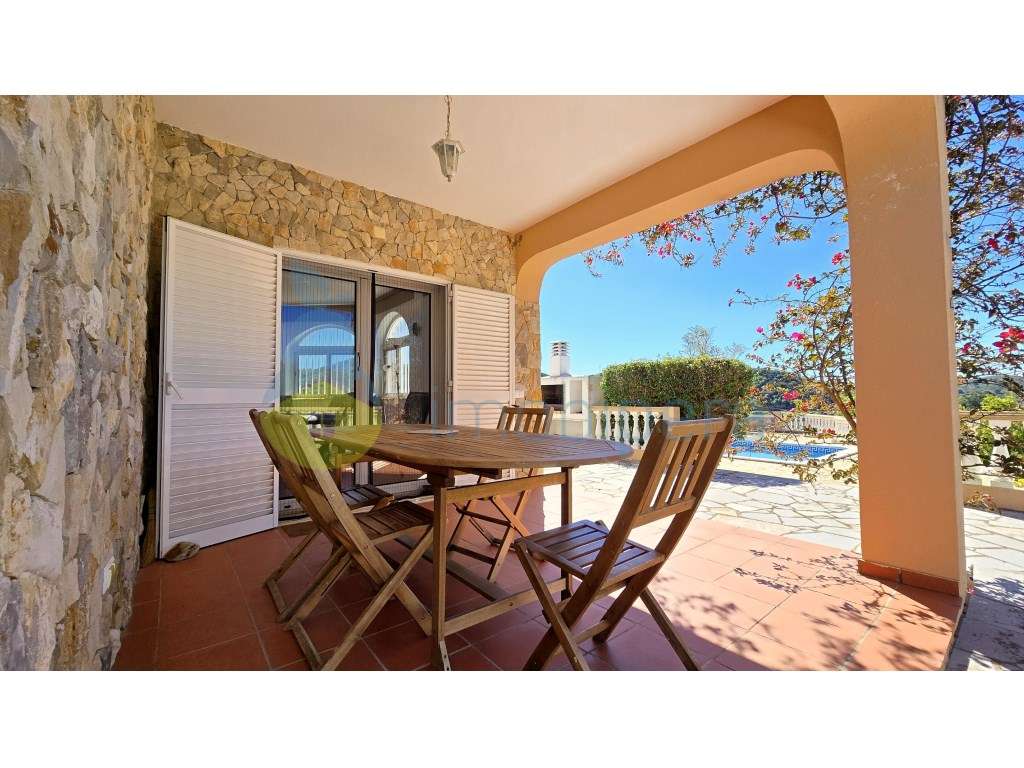 Moradia V4 com piscina e uma vista deslumbrante-6